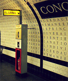 Sicherheit in der Metro in Paris.Alarm-Notruf in der Metrostation Concorde.
